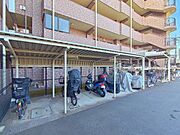 屋根付きのバイク置き場あり。詳しくはお問い合わせください。