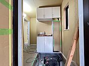 お宅の顔となる明るく開放的な玄関。ご家族皆様様の靴を収納できるスペースと全身鏡があり、お出掛け前に身だしなみチェックもできます。 