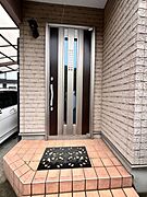 玄関はおうちの顔とも呼ばれる重要な場所！明るくスッキリと見える空間で住まう人を見送り、出迎えてくれます。 