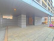 マンションの正面エントランス。 庇が広く造られており、雨の日などは便利なスポットです。