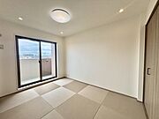 和室があるとやはりどこか心落ち着いてしまいます。客間としてもちょうど良い6帖。 