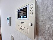 録画機能もあり、どのような人が何時に来訪されたのかが分かります。防犯上はもちろん、お届け物などの把握にも便利です。ライトが付いているので、夜間でも安心です。  