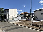 広がる青空の下、整然と並ぶ街並みに、ここに新たな暮らしが芽生える予感。静かな環境で、ゆったりとした時間を育む、そんな穏やかな日常が描けます 