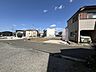外観：澄み渡る空の下穏、やかな時間が流れる街並みに溶け込む住まい。