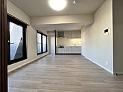 家族団欒のリビング。陽光差し込む食卓には家族の会話とスマイルが溢れます。いつまでもここで食卓を囲みたくなる、そう感じさせてくれるスペース。 