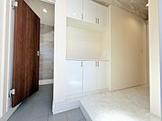 明るく開放的な玄関、靴の脱ぎ履きもしやすく、収納も豊富でご家族皆様の靴をスッキリ収納できます。 