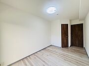 どんな家具にでも相性が良い清潔感ある白色調のクロスを採用。主張しすぎない配色、耐久性にも優れた床材は日々のメンテナンスも楽に、快適に過ごして頂けるよう考えられています。 