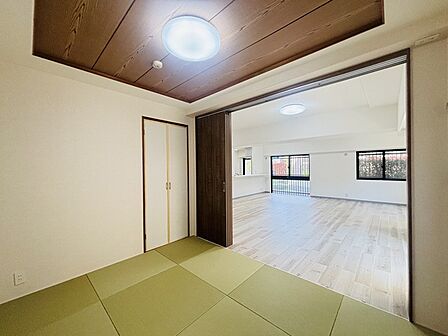大きな開口部から明るい光が差し込む、日中の室内の明るさがこの部屋の魅力です。