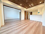 家族が一番集まる場所だから広々としつつも素敵な空間であって欲しい。皆がくつろぐリビングからキッチンまでが一つに繋がる空間。 