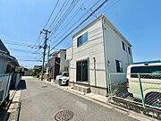 戸建てが立ち並ぶ静かな住宅街。四季折々の移り変わりを感じながら自然と楽しみ、暮らす、そんな毎日を日々の中で感じられる住環境 
