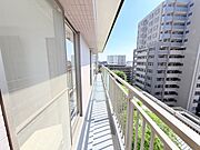 陽ざしが差込む明るいバルコニー。奥行きのあるバルコニーはお洗濯時に助かります。 