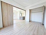 扉を開放するとLDKと洋室を一体利用できる空間！扉を閉めると独立した空間としても活用できます。 