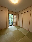 脚を伸ばして寛げる和室