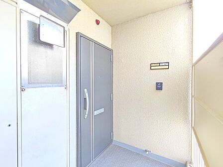 ダブルロック仕様のキレイな玄関ドア。