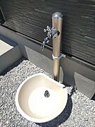 日々の暮らしにささやかな彩りを添える立水栓は、外回りの手入れやちょっとした水仕事にも重宝し、住まいの利便性と心地よいリズムを整えてくれる機能的なアクセントとして馴染んでいます 