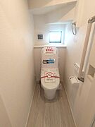 ウォシュレット機能付きのトイレ。収納もあり実用性も兼ね備えた造り。 