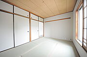 和室があるとやはりどこか心落ち着いてしまいます。客間としてもちょうど良い6帖。 