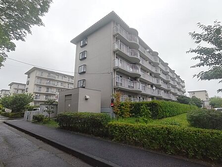 静かな住宅街。四季折々の移り変わりを感じながら自然と楽しみ、暮らす、そんな毎日を日々の中で感じられる住環境