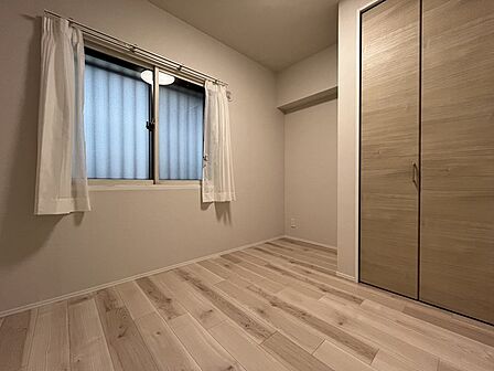 今からここを誰のお部屋にしようか、そんな洋室。大きさは4.4帖です。 