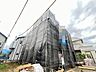 外観：完成後の姿を想像させる、新たな住まいの建設が着々と進行しています 