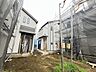 外観：静かな環境に調和する、現代的なデザインの住まいです 