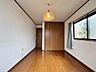 子供部屋：今からここを誰のお部屋にしようか、そんな洋室。大きさは6.5帖です。 