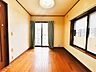 室内：扉を開放するとLDKと洋室を一体利用できる空間！扉を閉めると独立した空間としても活用できます。 