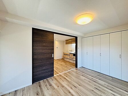 大きな開口部から明るい光が差し込む、日中の室内の明るさがこの部屋の魅力です。