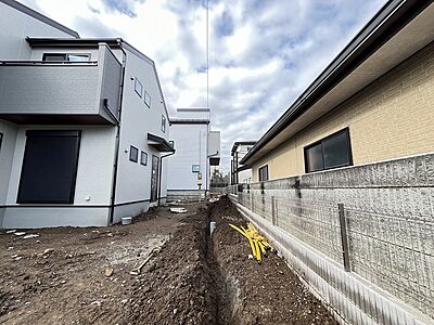 外観：通りから入ったプライベート空間で落ち着いた雰囲気でお住いになる。敷地部分でお子様の遊ぶスペースや駐車スペースに活用できます。 