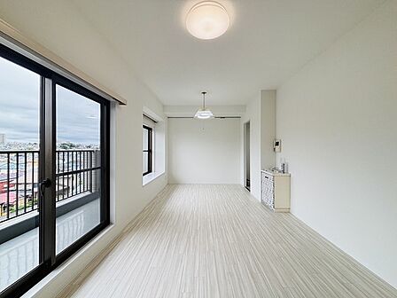 大きな開口部から明るい光が差し込むリビング。日中の室内の明るさがこの部屋の魅力です。 