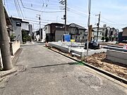 南側.8m幅員の道路と東側4.0m幅員道路の角地です。
