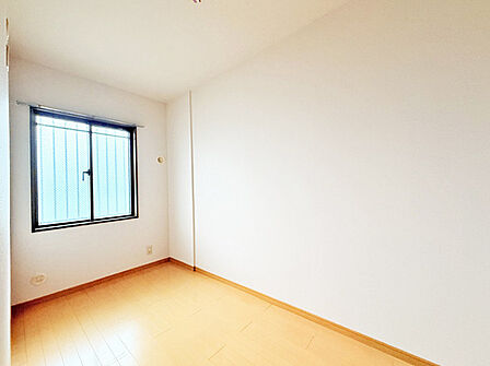 衣類の整理整頓に嬉しいクローゼット付きのお部屋。お子様のお部屋としても便利です。