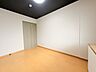 洋室：今からここを誰のお部屋にしようか、そんな洋室。大きさは5.6帖です。 