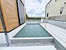 外観：戸建てならではのお庭スペース。BBQやガーデニング、お子様のプールなど、、、、様々な楽しみ方ができるプライベート空間。ご家族皆さままで思いっきりお楽しみください。 