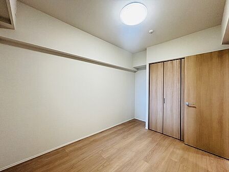 広々収納で、仕事着、普段着をまとめて収納できます。
