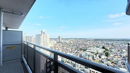 陽ざしが差込む明るいバルコニー。奥行きのあるバルコニーはお洗濯時に助かります。 