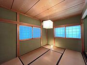 客間としてもちょうど良い和室6帖。暖色の照明が良い雰囲気を演出。 