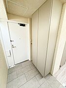 気持ちよくご家族やゲストを送迎できるスタイリッシュでスッキリとした玄関です。 