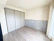 5.3帖ある寝室、陽光が入りやすく朝の目覚めも気持ち良く起こしてくれます。 