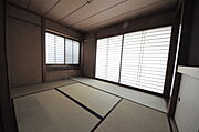 和室があるとやはりどこか心落ち着いてしまいます。客間としてもちょうど良い6帖。 