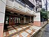 エントランス：重厚感のあるエントランスが、日々の暮らしに心地よい静けさと品格を添えてくれます 