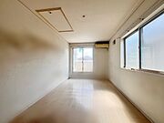 バルコニーに面した7.5帖の洋室。開口部からは優しい陽光が差し込み心地よい風が通り抜けます。 