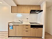 壁付のキッチンは上部に収納が作りやすいのがメリット。空間を有効活用したすっきりとしたデザイン。 