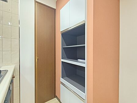 キッチン後方には造り付けのカップボードあり。