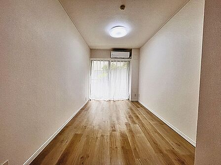 大きな開口部から明るい光が差し込むリビング。日中の室内の明るさがこの部屋の魅力です。 