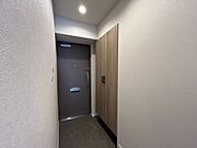明るく開放的な玄関、靴の脱ぎ履きもしやすく、収納も豊富でご家族皆様の靴をスッキリ収納できます。 