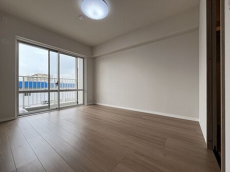 大きな開口部から明るい光が差し込む、日中の室内の明るさがこの部屋の魅力です。