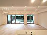 リビング/ダイニング：家族や友人、両親、親戚とこれから沢山の時間を紡ぐのだろう。そこを彩るのは窓から見える青い空、心地よい緑。そんなイメージが膨らむリビングスペース。 