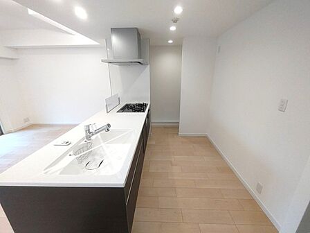 リビングにいる家族の顔が見渡せるカウンターキッチン。お料理もより一層おいしく、楽しく。食器棚を背面に設置しても十分な広さを確保しています。