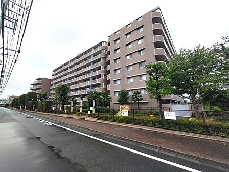 戸建てが立ち並ぶ静かな住宅街。四季折々の移り変わりを感じながら自然と楽しみ、暮らす、そんな毎日を日々の中で感じられる住環境 